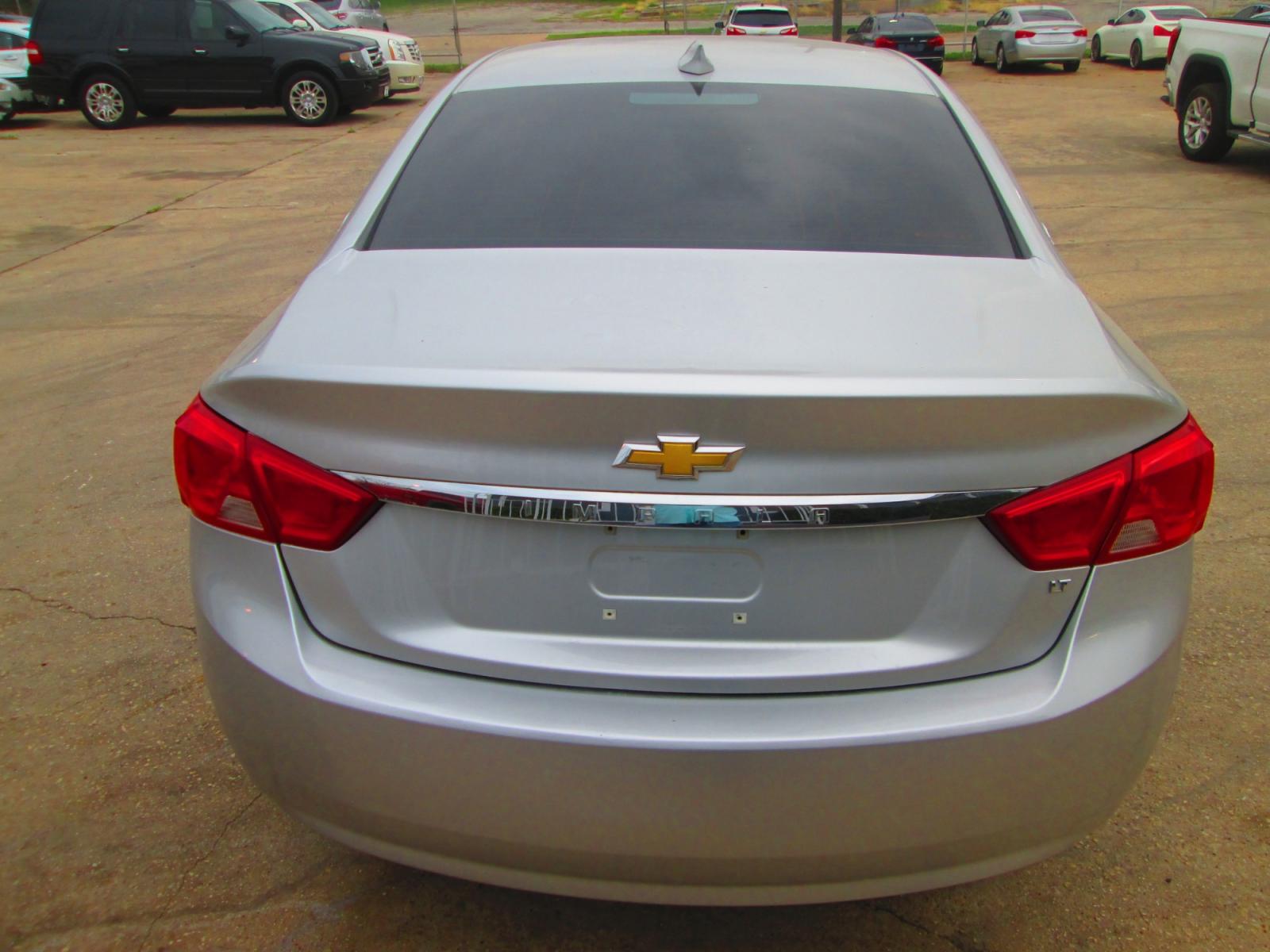 2019 SILVER /GRAY Chevrolet Impala LT (1G11Z5SA5KU) with an 2.5L L4 DOHC 16V engine, 6A transmission, located at 1815 NE 28th St., Fort Worth, TX, 76106, (817) 625-6251, 32.795582, -97.333069 - Photo #5